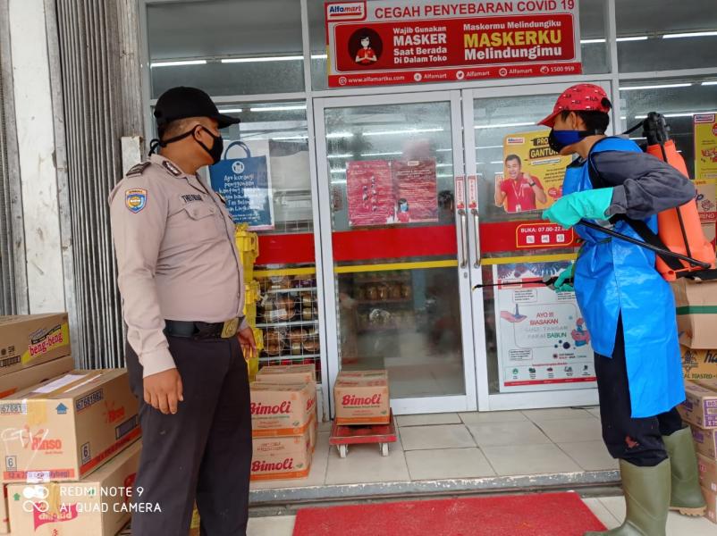 Tekan Penyebaran Covid-19, Polsek Bunut Lakukan Penyemprotan Desinfektan di Fasilitas Umum
