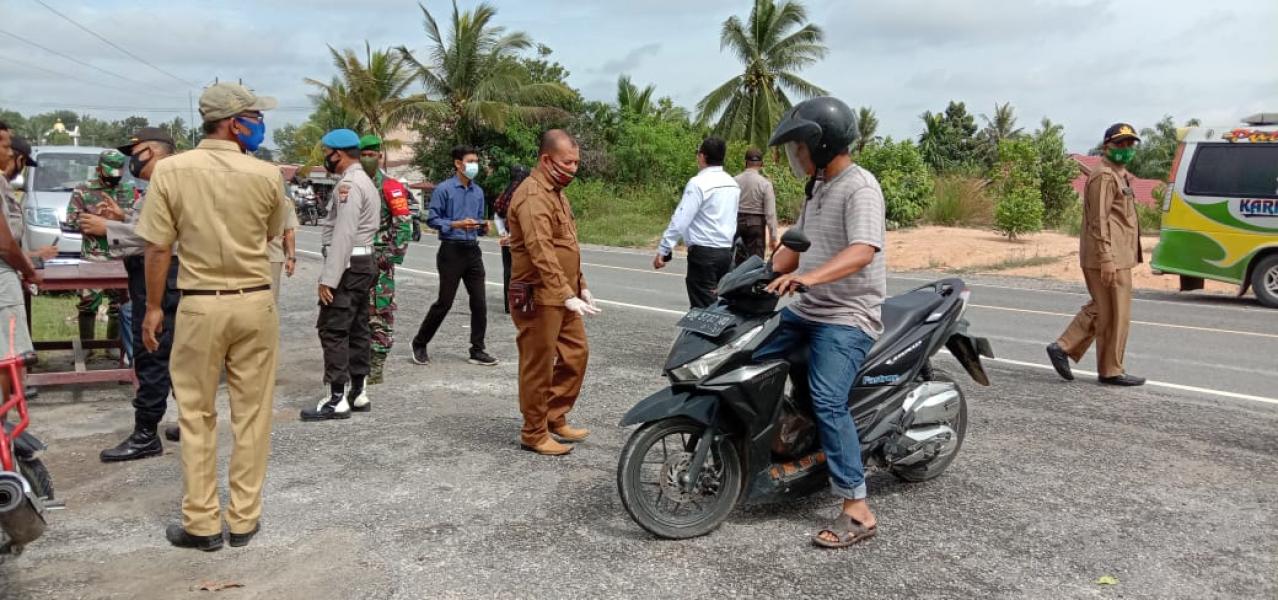Terjaring Masker, Puluhan Warga Kecamatan Tanah Putih Nyapu Jalan