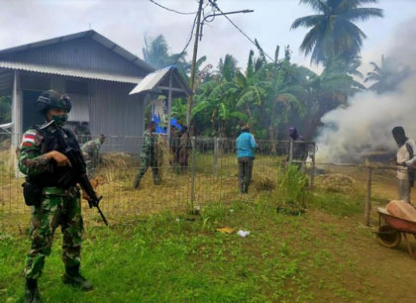 Tingkatkan Kebersamaan, Satgas Yonif 125 Laksanakan Gotong Royong Dengan Warga Kampung Kondo