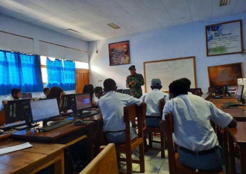 Tingkatkan Kemampuan Siswa SMK Papua, Satgas Yonif 413 Bremoro Berikan Materi Komputer