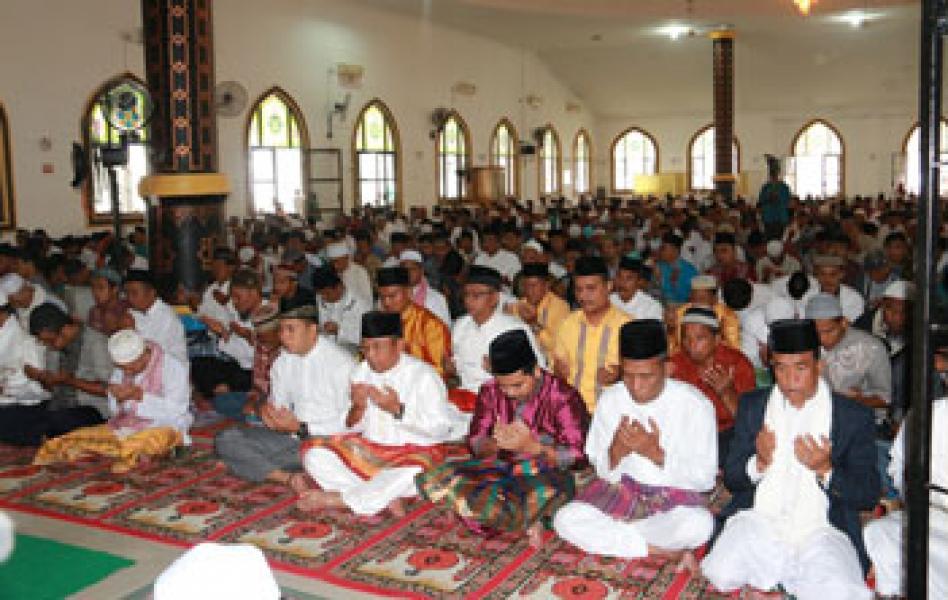 Bupati HM Harris Sholat Id di Masjid Ulul Azmi Islamic Center