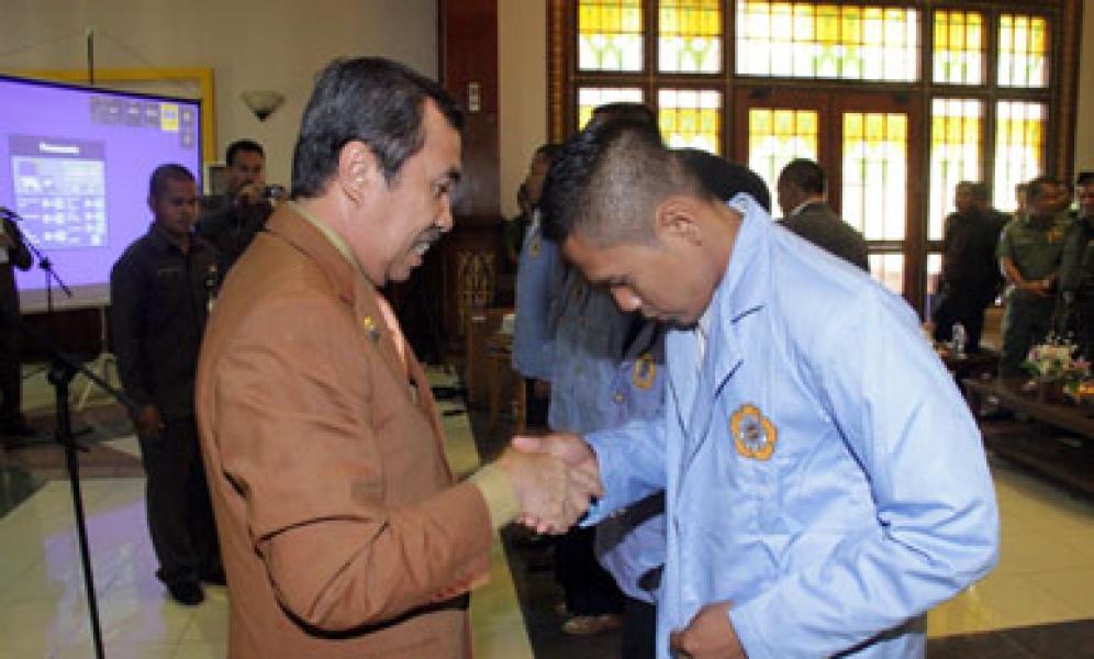 Bupati Siak Lantik 142 Mahasiswa Baru AK Kabupaten Siak 2014-2015