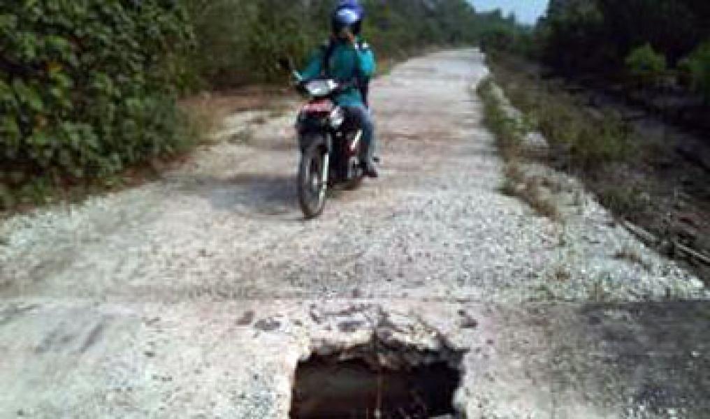 Jalan Poros Desa Mengkapan Masih Memperihatinkan