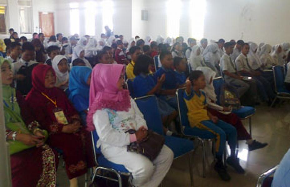 Mahasiswa UR Gelar Gebyar Fisika di SMA N 1 Bagan Siapiapi