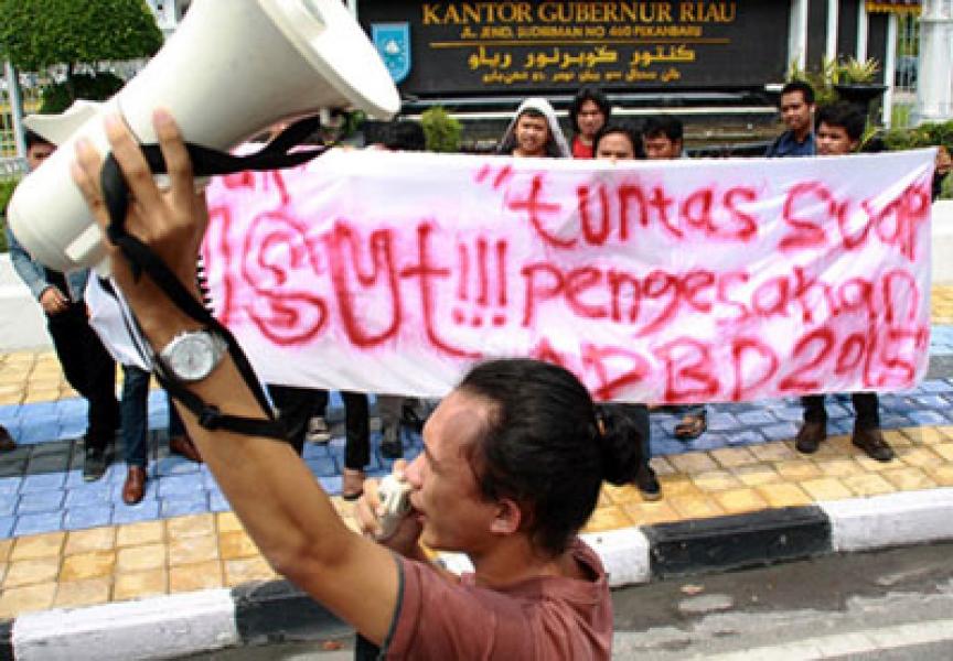 Massa Gempur Desak KPK Usut Tuntas Suap Kilat Pengesahan APBD Riau 2015