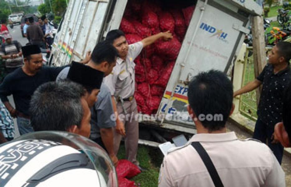 Mobil Indah Cargo Terperosok, Angkut Bawang Merah Illegal
