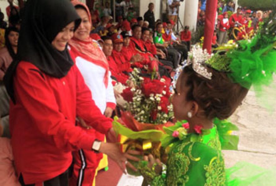 Novi Erianda Dihadiahi Bunga oleh Dara Cilik Rohil 2014