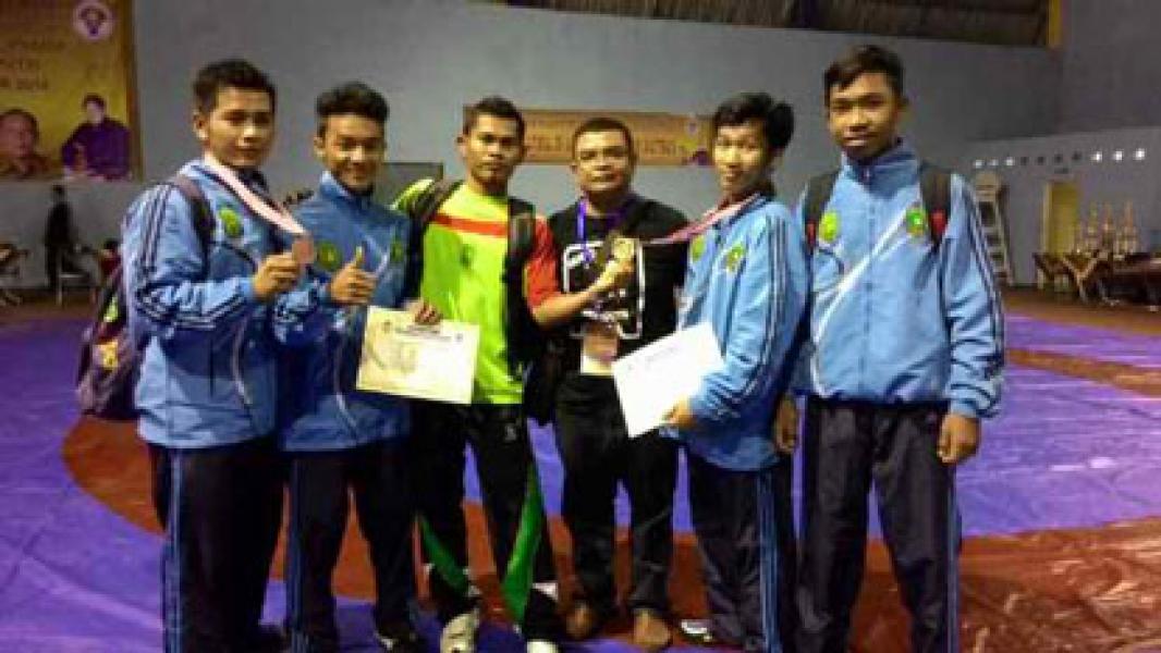 Pegulat Junior Riau Raih Emas dan Perunggu di Kejurnas 2014
