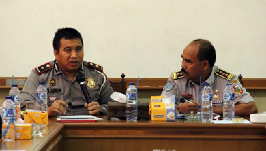Penertiban Parkir Kendaraan di KTL Menggunakan Mobil Derek