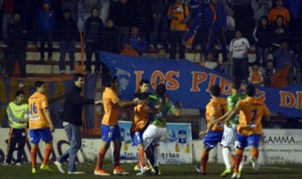 Pertandingan Rusuh, Wasit Keluarkan 12 Kartu Merah