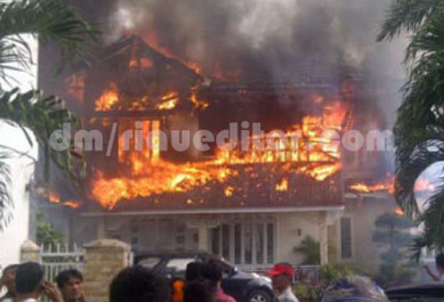 Rumah Mewah Beserta Isi Hangus Dilalap Api