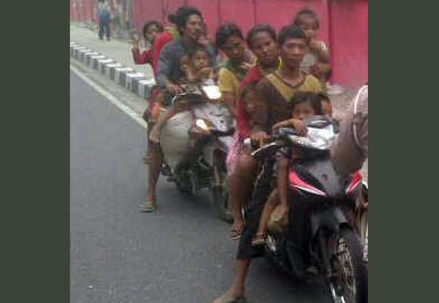 Akibat Kabut Asap, Suku Pedalaman Pun Ikut Mengungsi Dari Hutan