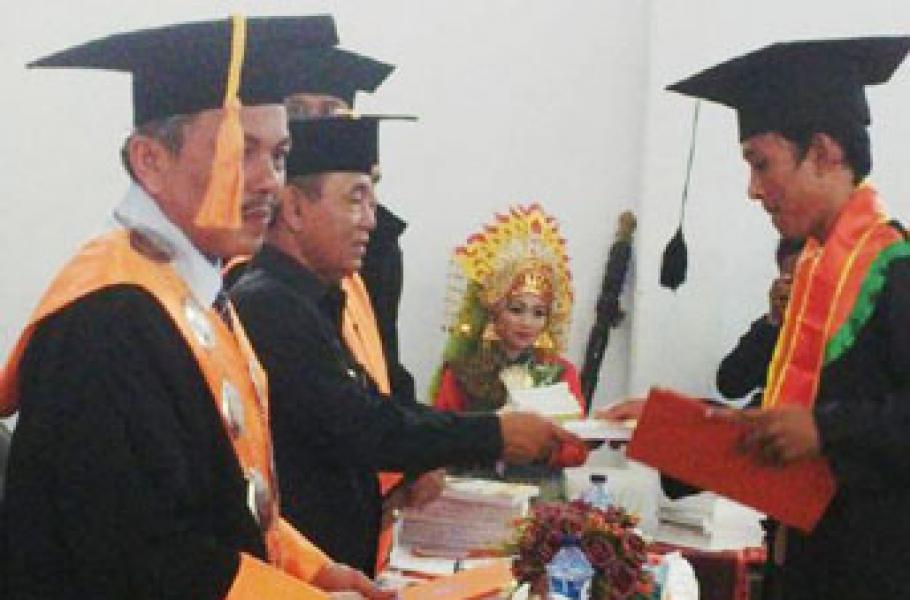 Bupati Bangga, Mahasiswi AKN Pelalawan Raih Lulusan Terbaik dengan IPK 3,97