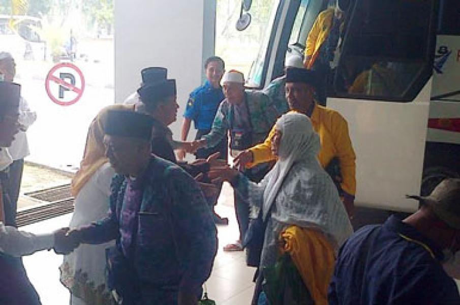 Bupati Harris Sambut Kedatangan 138 JH Pelalawan di Asrama Haji Batam