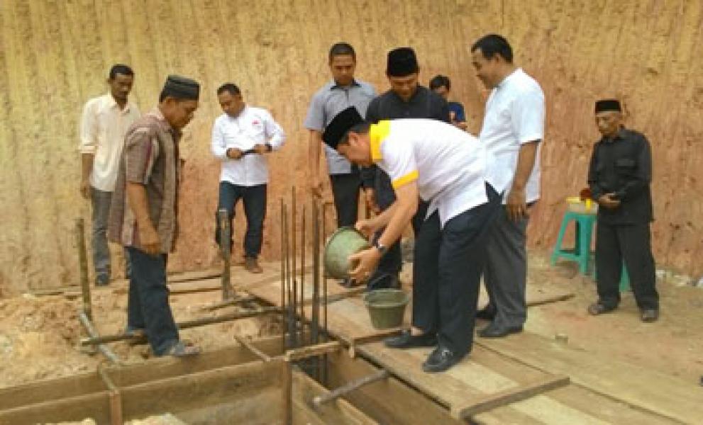 Bupati Siak Lakukan Pengecoran Pertama Pembangunan Masjid Jami` Darul Ulum