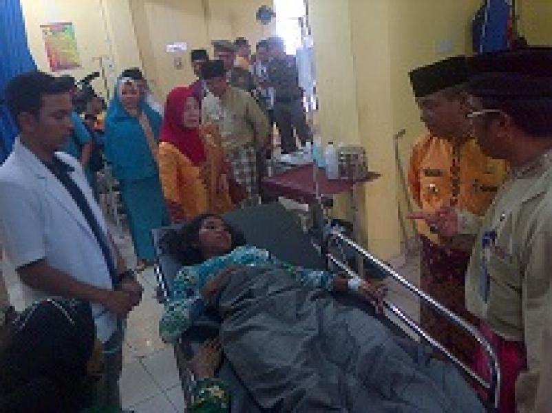 Di HUT Pelalawan, Bupati dan Istri Kunjungi Pasien ISPA