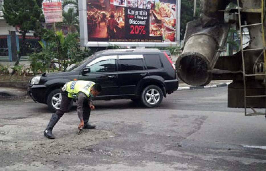 Dibantu Mobil Molen, Polisi Tutup Lubang Jalan di Depan Gurindam 7 Jalan Riau