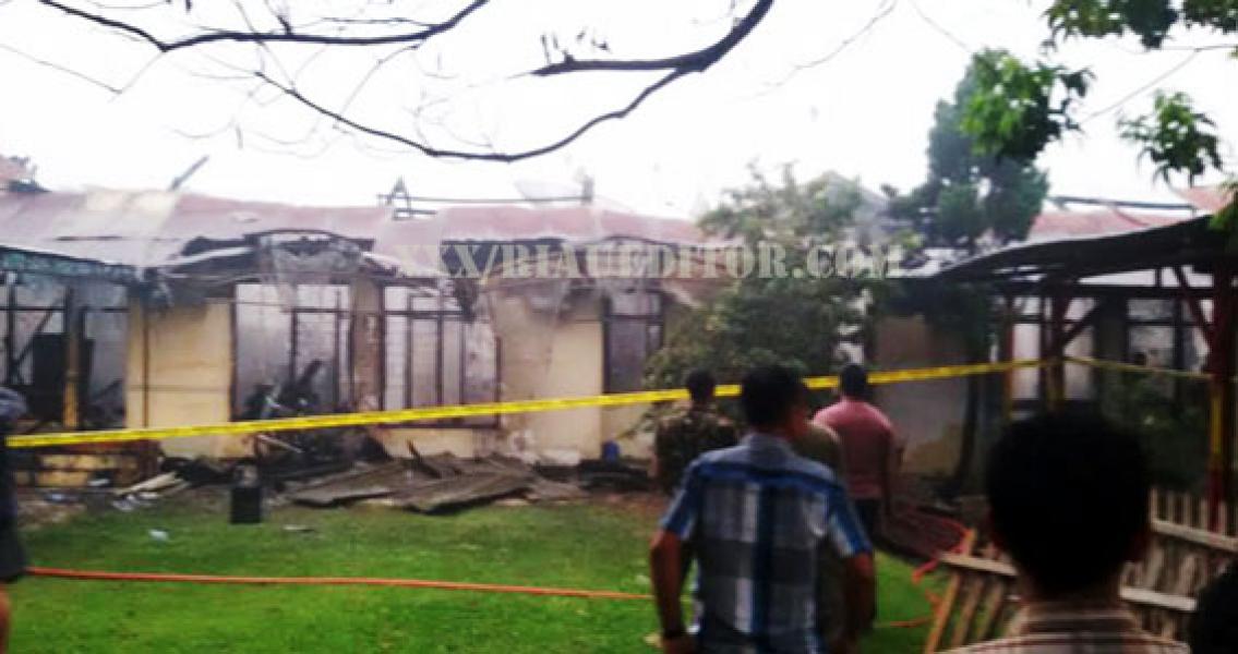 Empat Rumah Dinas Polisi di Asrama Brimobda Riau Ludes Terbakar