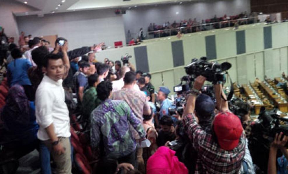 Gerindra Tolak RAPBN 2016, Paripurna DPR Ricuh