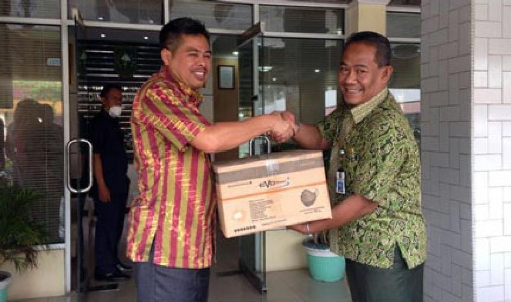 Kadiskominfo Serahkan 5.000 Masker Ke Disdikbud Riau