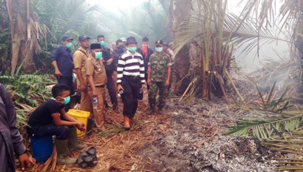 Karlahut Desa Bandul, TNI Berjaga Siang Malam Antisipasi Merembetnya Api