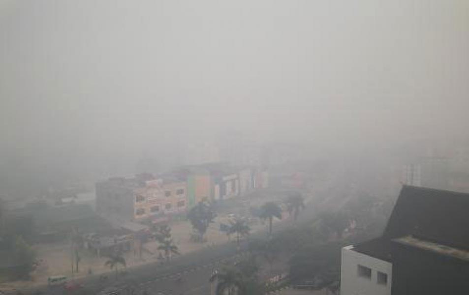 Langit Pelalawan Gelap Dikepung Asap, Jarak Pandang 200 meter, BLH Sulit Dihubungi