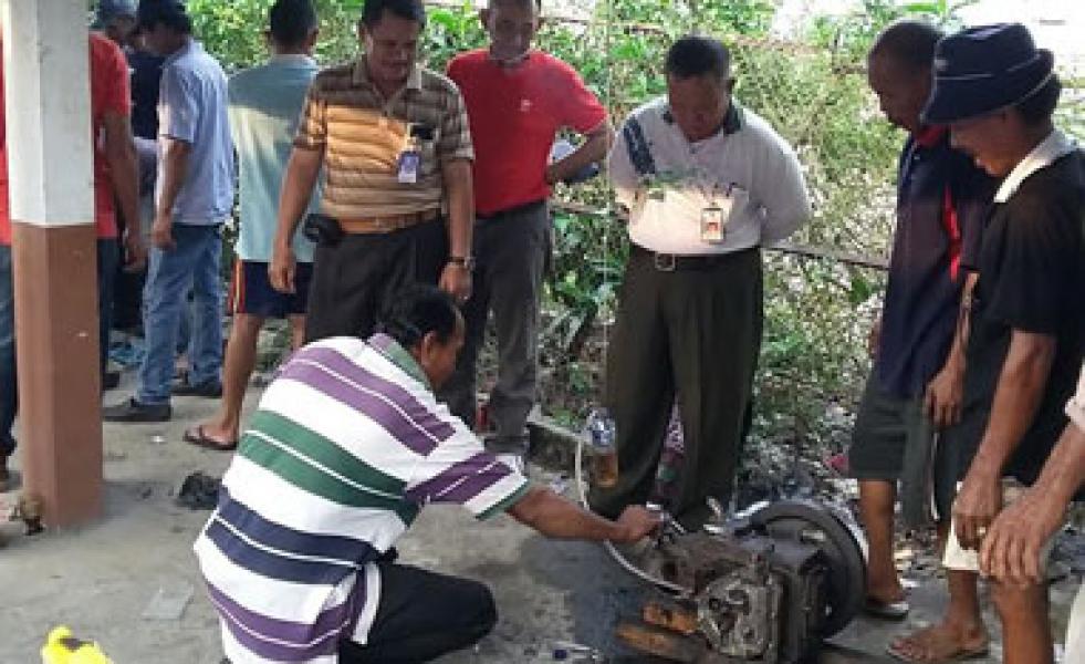 Nelayan Berhasil Perbaiki Mesin Diesel Kapal Rusak