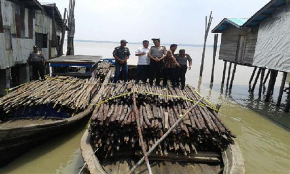Patroli Ditpolair Polda Riau Tangkap Kapal Bermuatan Ribuan Kayu Bakau Tujuan Malaysia