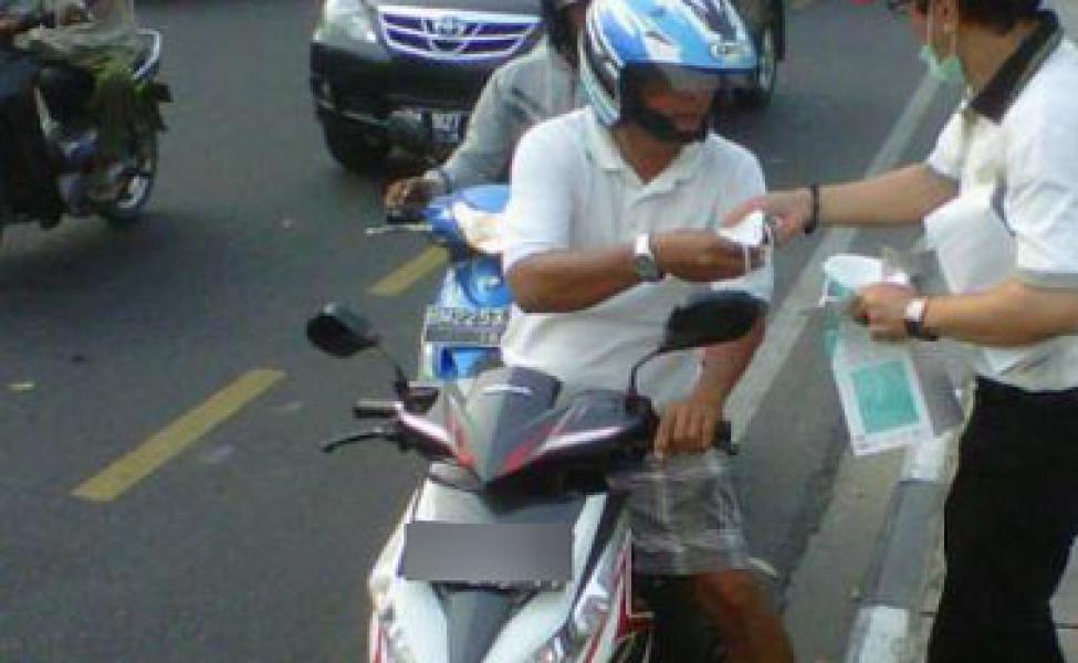 Peduli Kabut Asap, PLN Rayon AIr Molek Bagikan 5000 Masker
