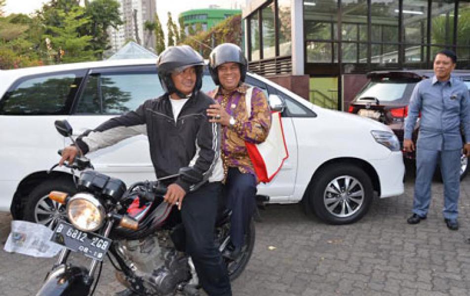 Pj Bupati: Di Jakarta Biar Cepat Ya.. Naik Ojek
