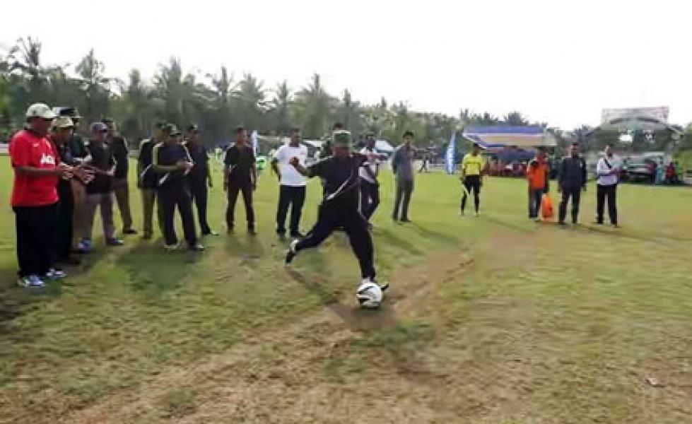 Pj Bupati Meranti Buka Turnamen Sepak Bola Piala Camat Tebing Tinggi Timur