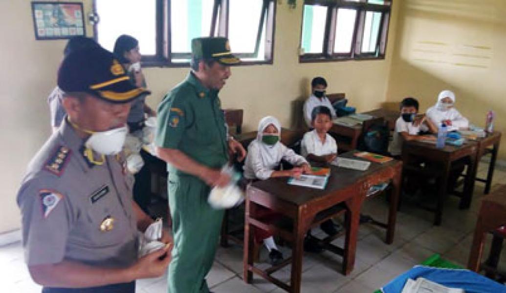 Polda Riau Bagikan Masker ke Sekolah dan Pusat Keramaian
