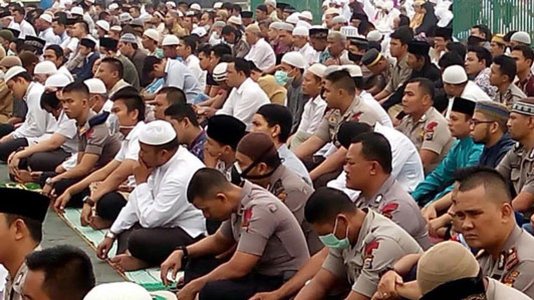 Polresta Pekanbaru dan Ribuan Umat Muslim Gelar Sholat Istisqa