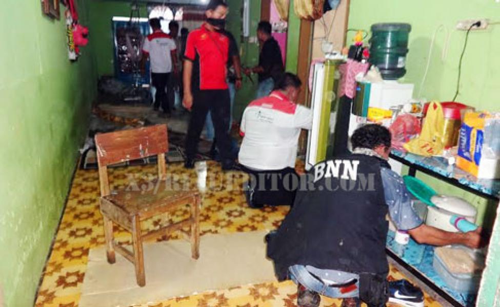 Ratusan Polisi Bersenjata Lengkap Obok-Obok Kampung Dalam