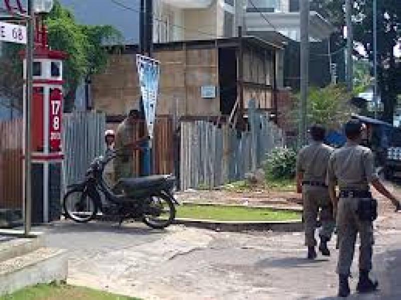 Satpol PP Tertibkan Baliho Rokok Di Kawasan RTH Air Molek