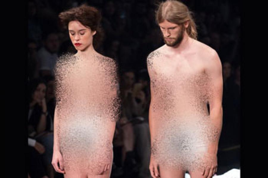 Show Ronaldo Fraga Dibuka Dua Model Telanjang