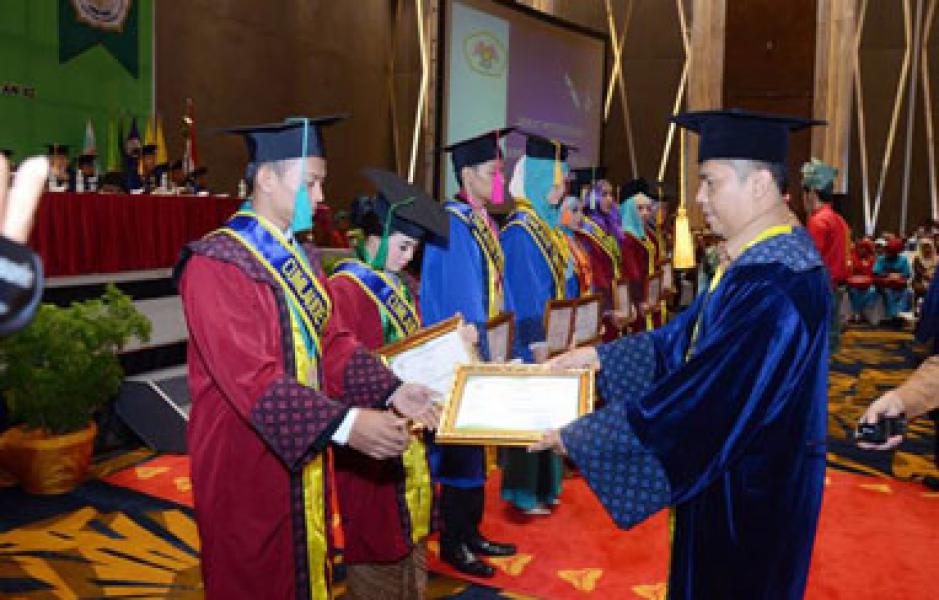 76I Mahasiswa STIKes dan STMIK Hangtuah di Wisuda