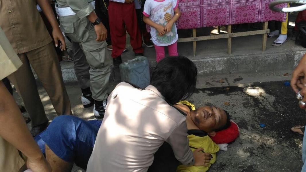Anggota Polwan Polres Kampar Yang Sedang Patroli Bantu Bawa Korban Serangan Jantung Ke Rumah Sakit