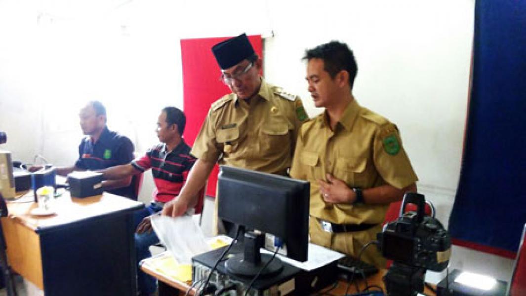 Berikan Pelayanan Terbaik, Bupati HM Wardan Sidak Disdukcapil Inhil