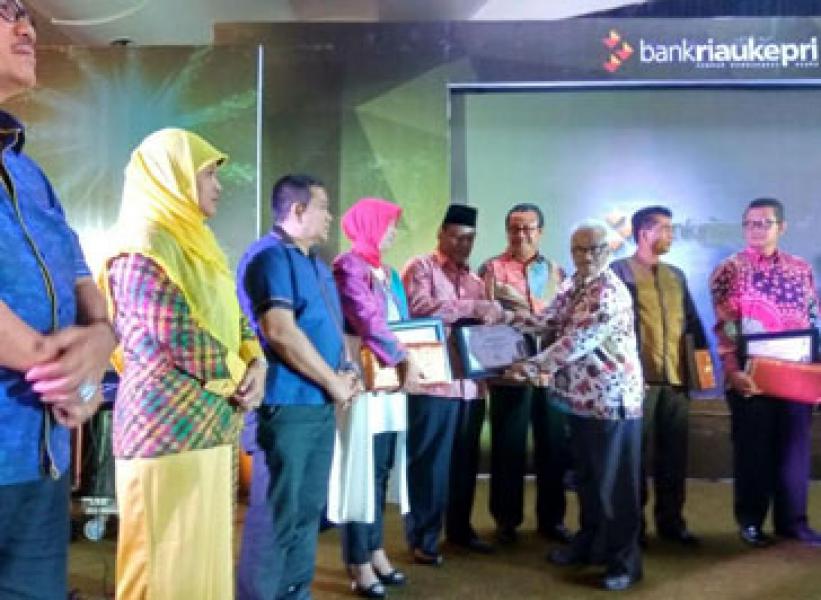 Bupati Suyatno Terima Penghargaan dari Bank Riau Kepri