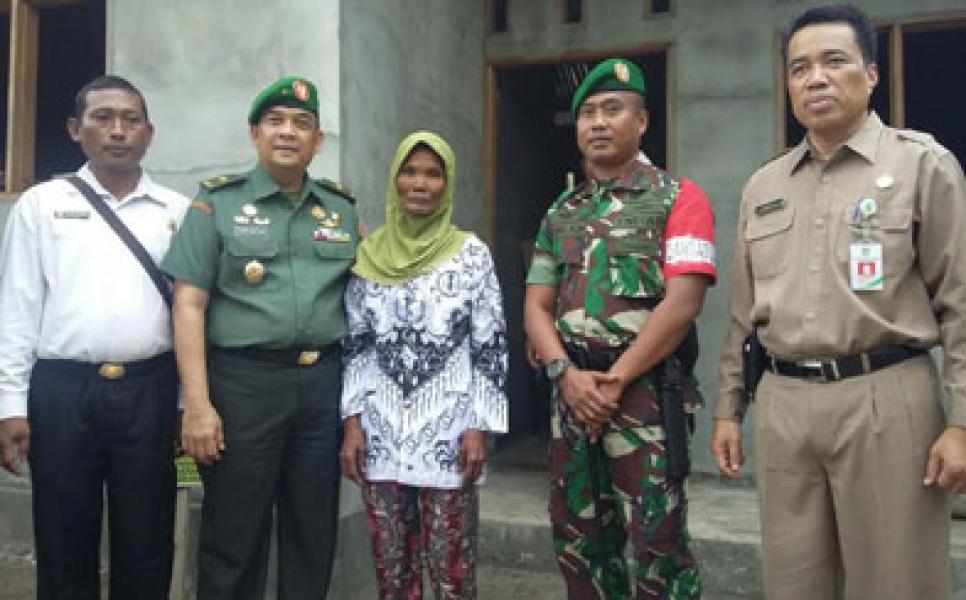 Dandim Bengkalis Bersama Tim Wasev TMMD 97 Tinjau Renovasi Rumah Bu Musirah di Desa Tanjung Damai