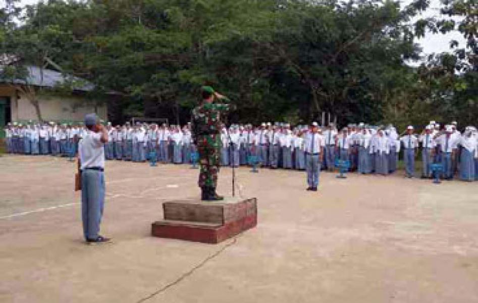 Danramil 06/Cerenti Pimpin Upacara Bendera di SMAN 1 Inuman