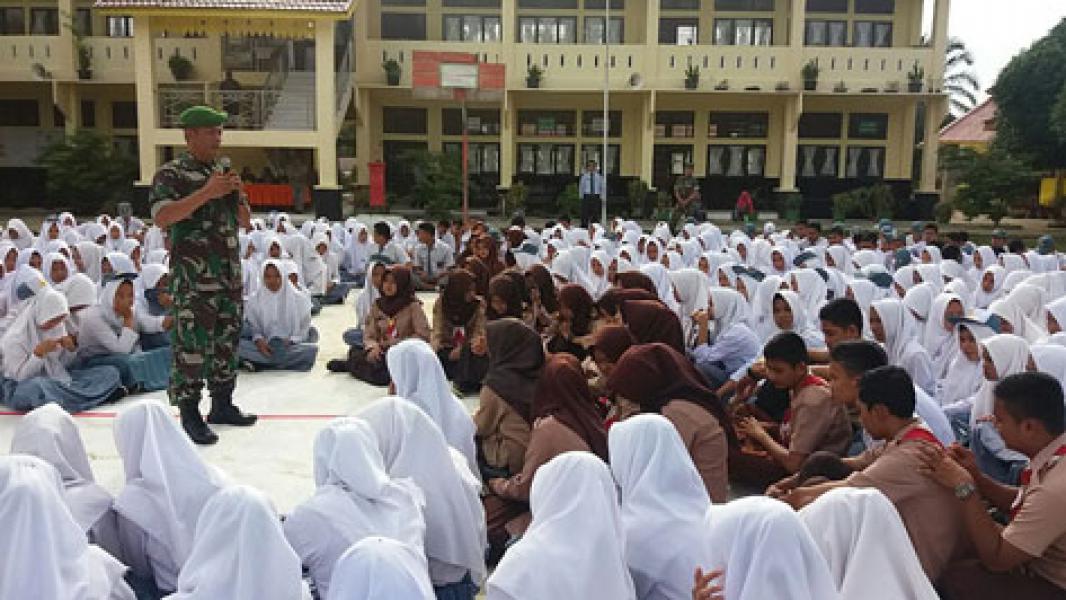 Danramil 08/KM Beri Latihan Dasar Kepeminpinan Kepada Siswa SMAN 1 Kuantan Mudik