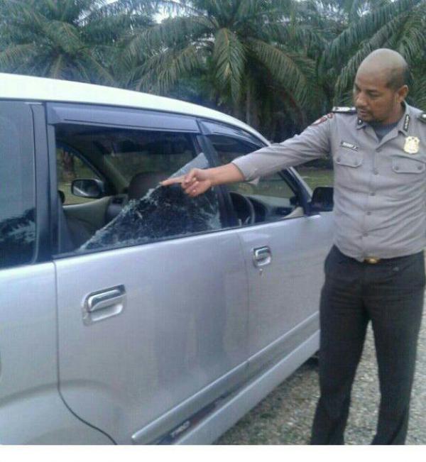 Ditinggal Sholat Ashar, Mobil Warga Rohul di Pecah Kaca