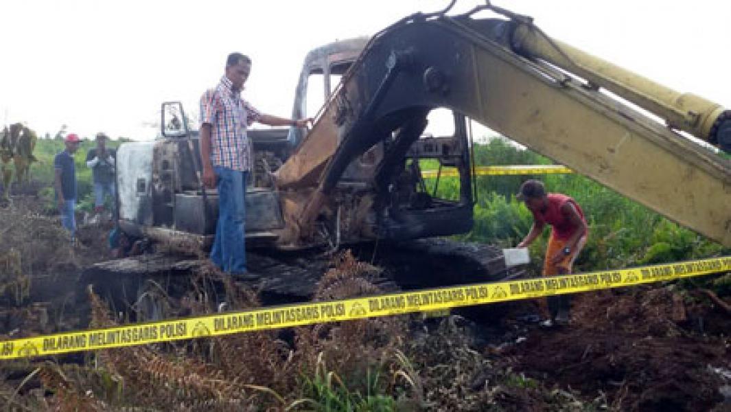 Eksavator Milik Joni Tambora Hangus Terbakar di Desa Merbau Bunut