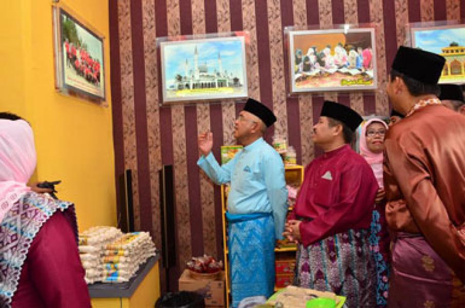 Gubri Tinjau Stand Bengkalis di MTQ Riau Ke-35