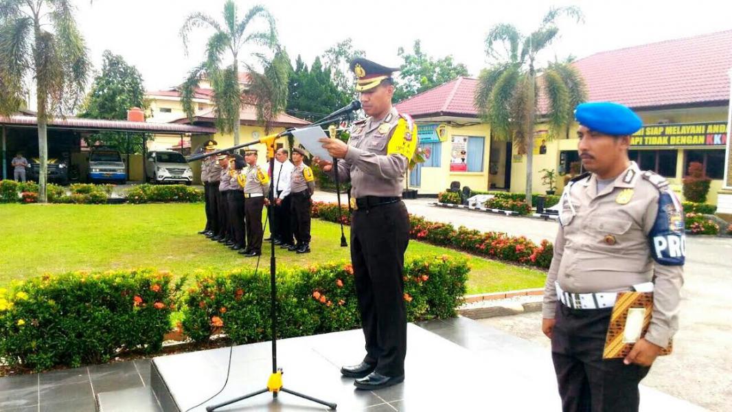 Kapolres Kampar Berikan Reward Kepada 13 Personil Berprestasi