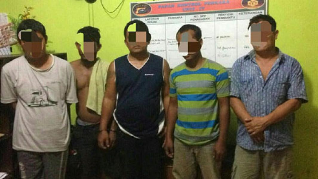 Kompak Main Judi QQ, 5 Supir Asal Sumut Dicokok Polisi di Desa Segati Langgam