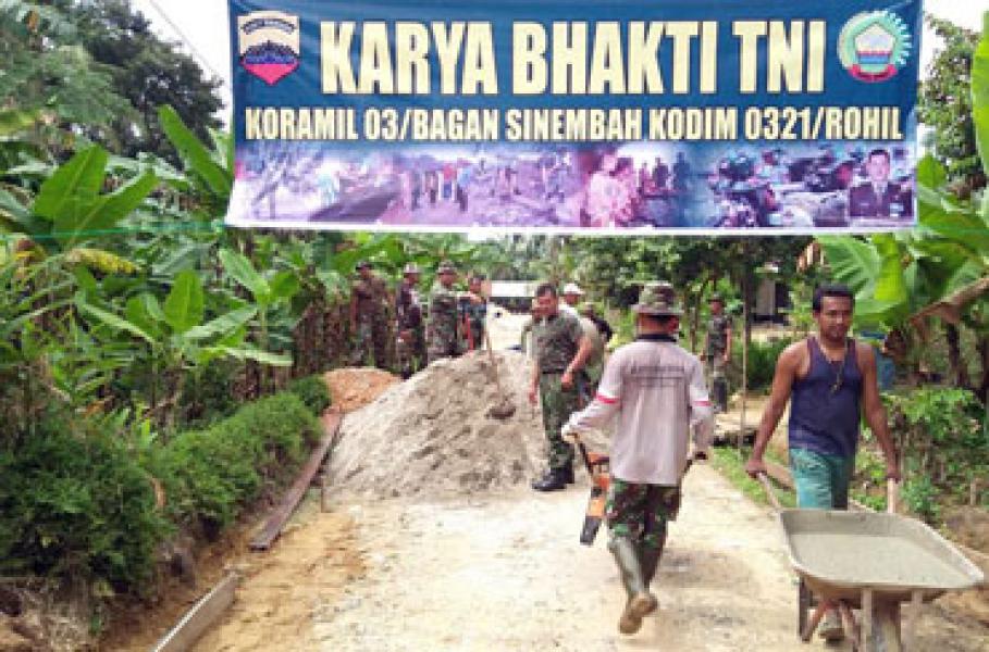 Koramil 03/Bagan Sinembah Semenisasi Jalan di Kepenghuluan Harapan Makmur