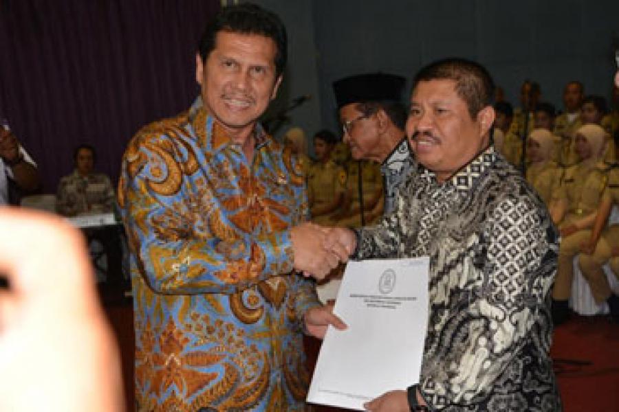 MenPan RB Serahkan SK 6 CPNS Dishubkominfo Bengkalis kepada Bupati Amril
